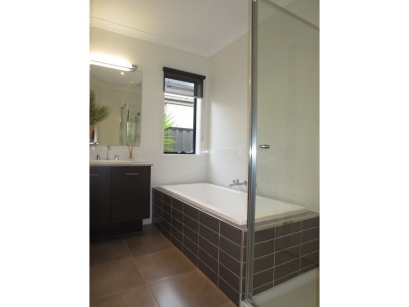25 Bridgehaven Drive, Craigieburn VIC 3064