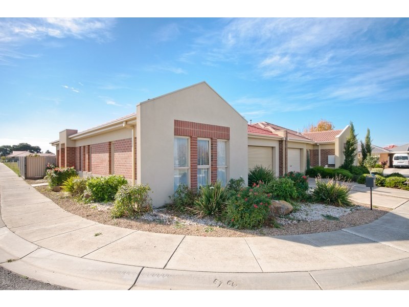 4 Decarla Crescent, Roxburgh Park VIC 3064