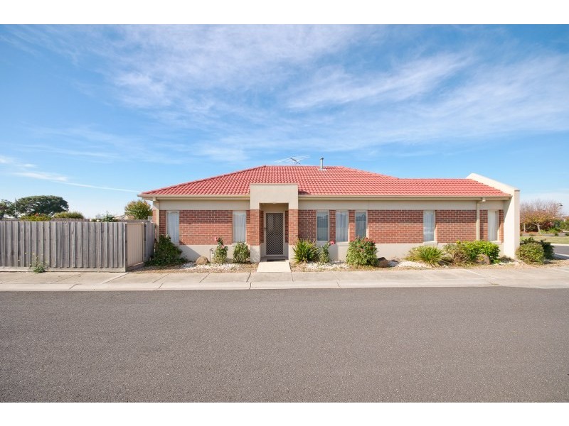 4 Decarla Crescent, Roxburgh Park VIC 3064