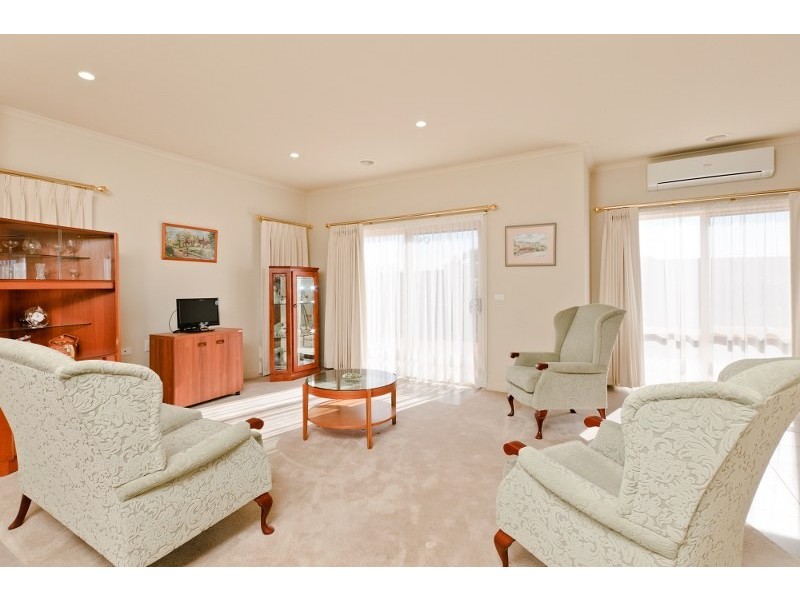 4 Decarla Crescent, Roxburgh Park VIC 3064