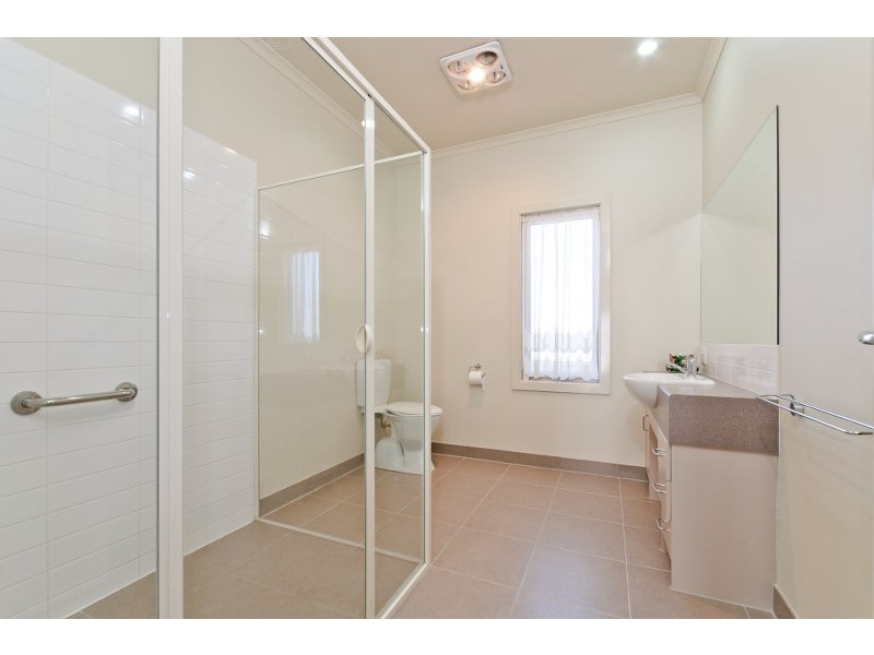 4 Decarla Crescent, Roxburgh Park VIC 3064