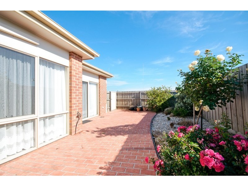 4 Decarla Crescent, Roxburgh Park VIC 3064