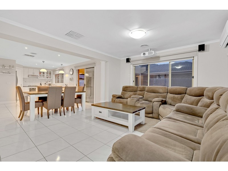 2 Bingin Place, Craigieburn VIC 3064