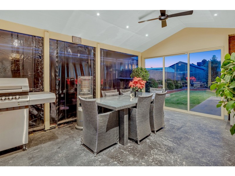 2 Bingin Place, Craigieburn VIC 3064