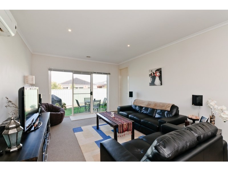 13 Basingstoke Retreat, Craigieburn VIC 3064