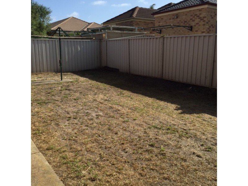 8 Woodlea Crescent, Craigieburn VIC 3064