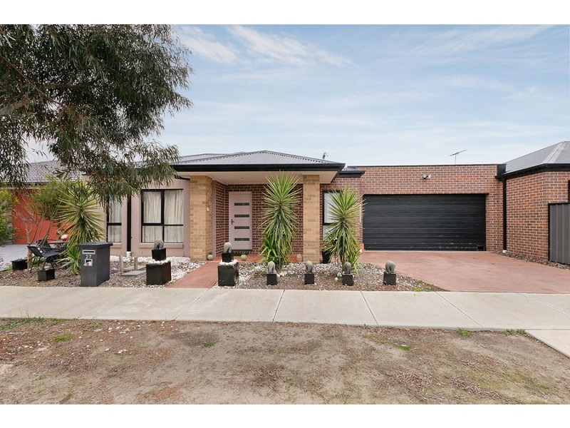 27 Dempster Drive, Craigieburn VIC 3064