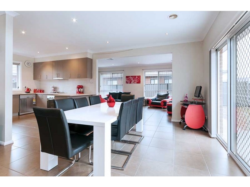 6 Waterway Street, Craigieburn VIC 3064