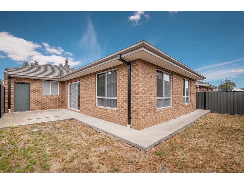 6 Waterway Street, Craigieburn VIC 3064