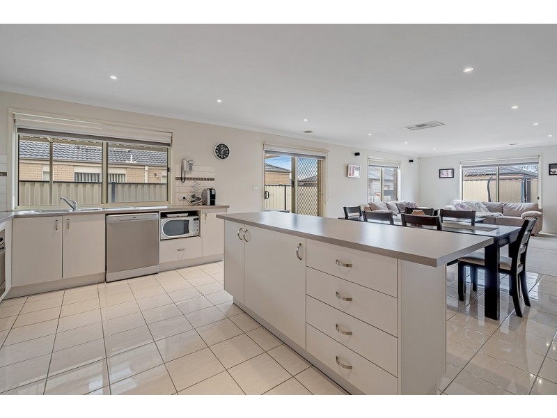 13 Peartree Court, Roxburgh Park VIC 3064