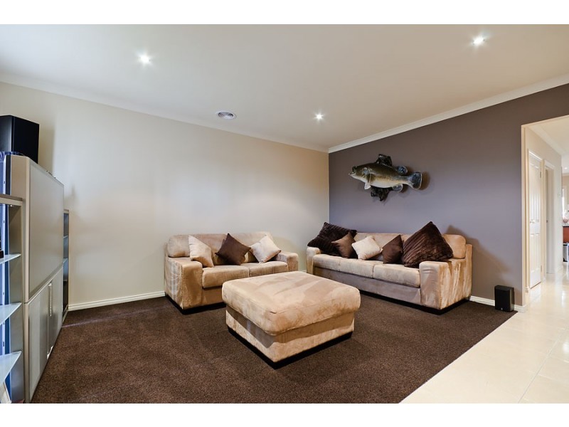 19 Swinburne Close, Craigieburn VIC 3064