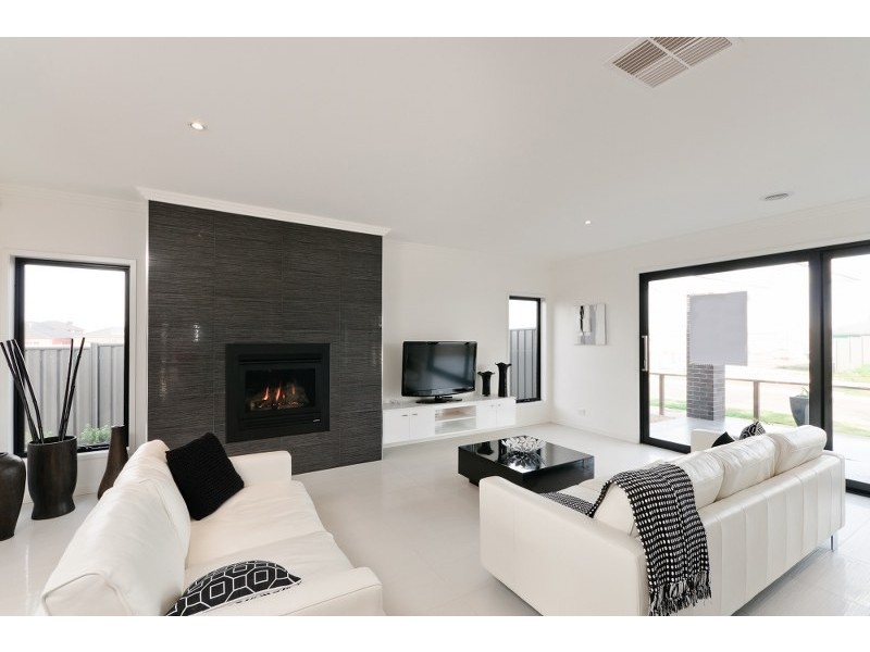 15 Cavalier Drive, Craigieburn VIC 3064