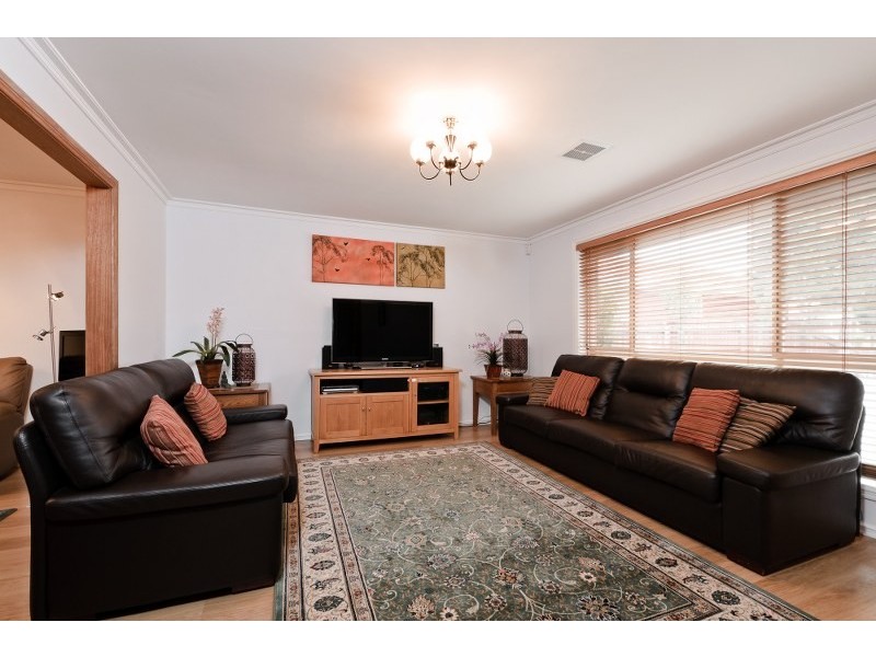 3 Sutherland Way, Roxburgh Park VIC 3064