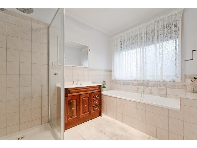 3 Sutherland Way, Roxburgh Park VIC 3064