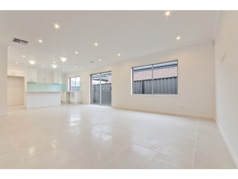 95 Biltmore Crescent, Roxburgh Park VIC 3064
