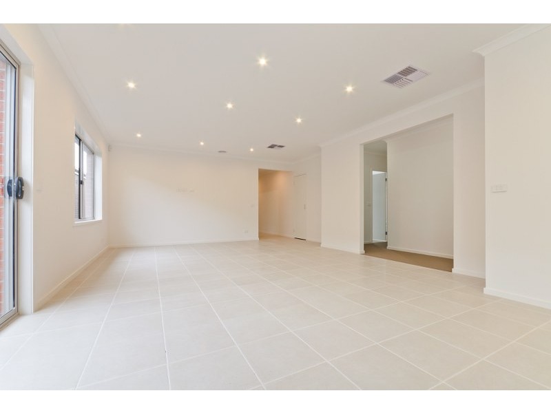 95 Biltmore Crescent, Roxburgh Park VIC 3064