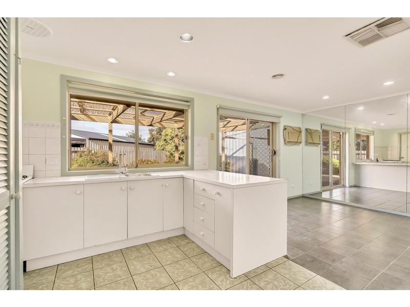 2 Lydd Court, Craigieburn VIC 3064
