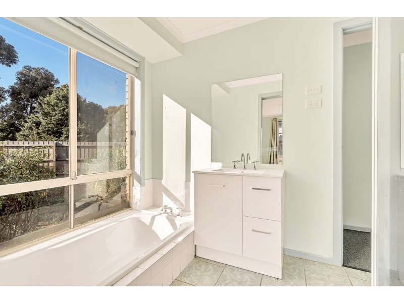 2 Lydd Court, Craigieburn VIC 3064