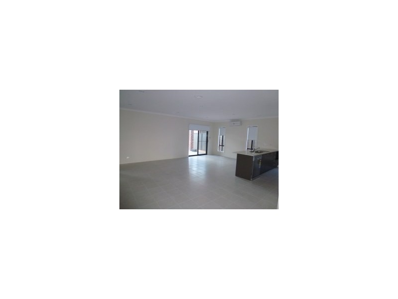 21 Oakgrove Drive, Craigieburn VIC 3064