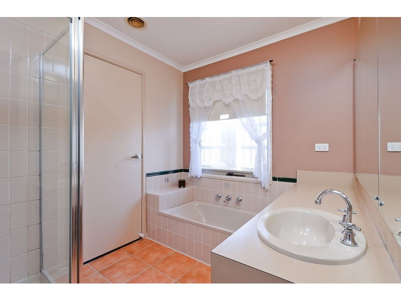 17 Axminster Drive, Craigieburn VIC 3064