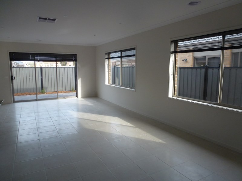8 Lion Chase, Craigieburn VIC 3064