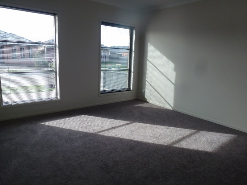 8 Lion Chase, Craigieburn VIC 3064