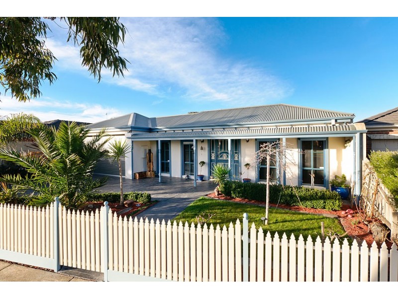 6 Sommeville Drive, Roxburgh Park VIC 3064