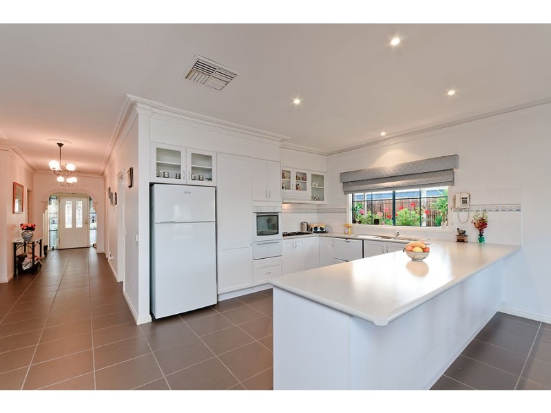 6 Sommeville Drive, Roxburgh Park VIC 3064