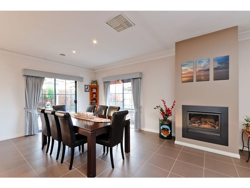 6 Sommeville Drive, Roxburgh Park VIC 3064