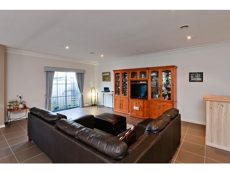 6 Sommeville Drive, Roxburgh Park VIC 3064