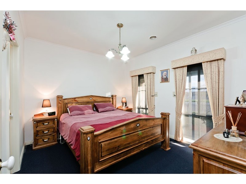 6 Sommeville Drive, Roxburgh Park VIC 3064