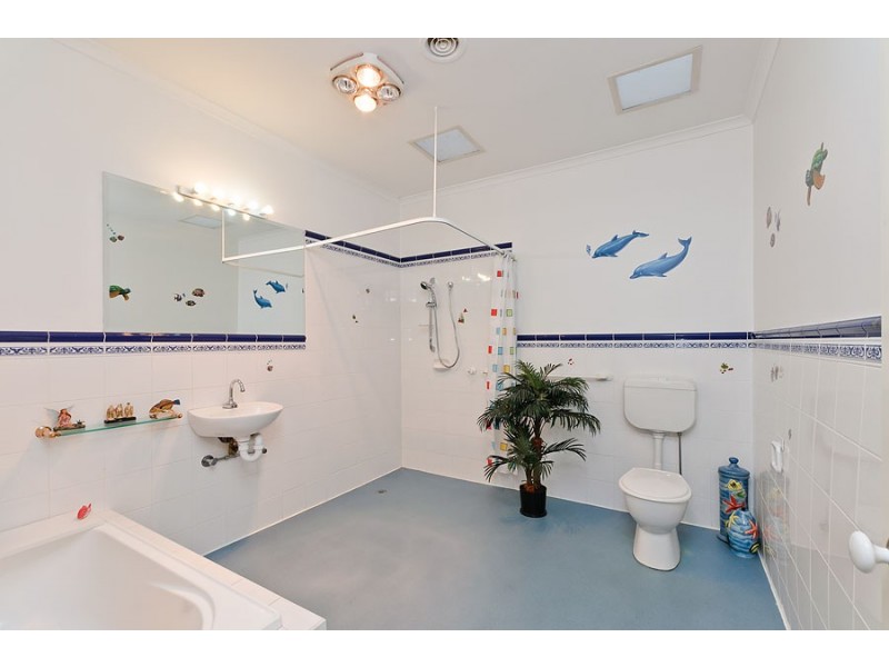 6 Sommeville Drive, Roxburgh Park VIC 3064