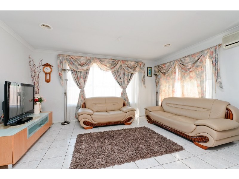 33 Limpopa Square, Roxburgh Park VIC 3064