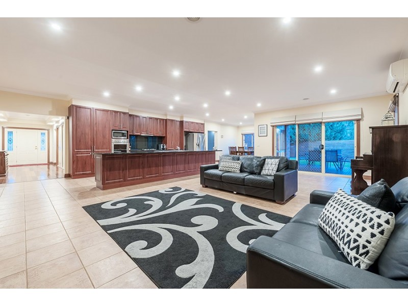 18 Peasholm Corner, Craigieburn VIC 3064