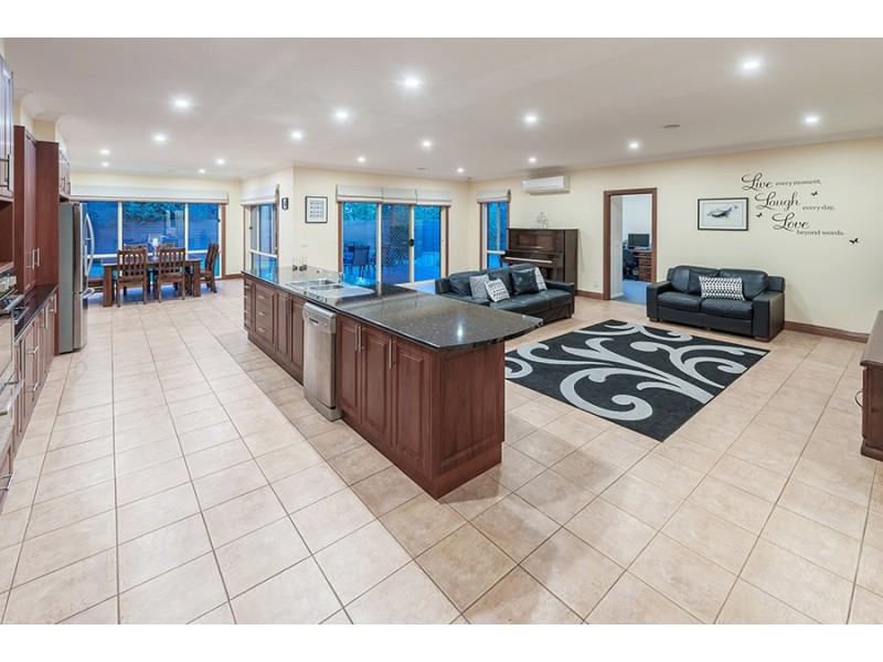 18 Peasholm Corner, Craigieburn VIC 3064