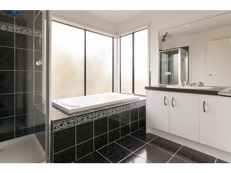 5 Hammond Place, Roxburgh Park VIC 3064