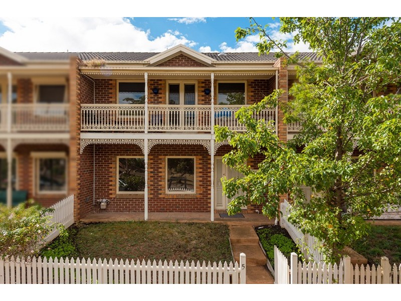 5 Klein Crescent, Roxburgh Park VIC 3064