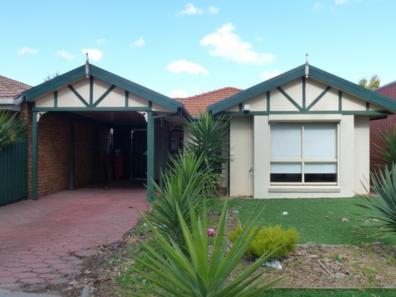 8 Connell Walk, Roxburgh Park VIC 3064