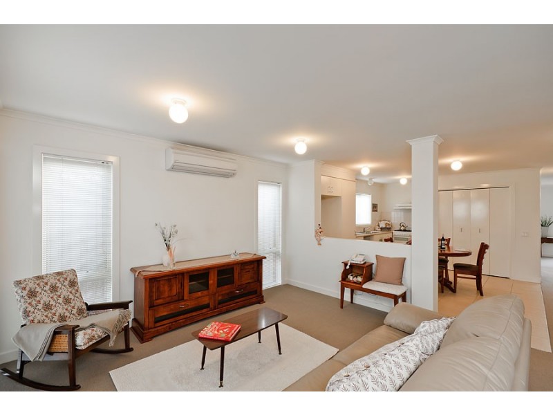 6 Harvest Walk, Roxburgh Park VIC 3064