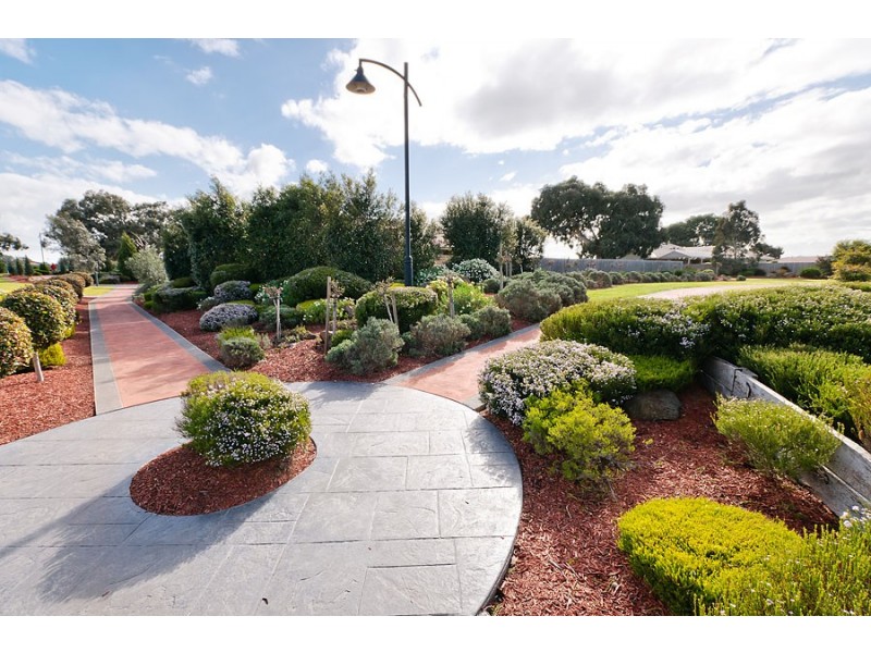 6 Harvest Walk, Roxburgh Park VIC 3064