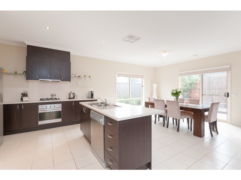15 Cheltenham Close, Craigieburn VIC 3064