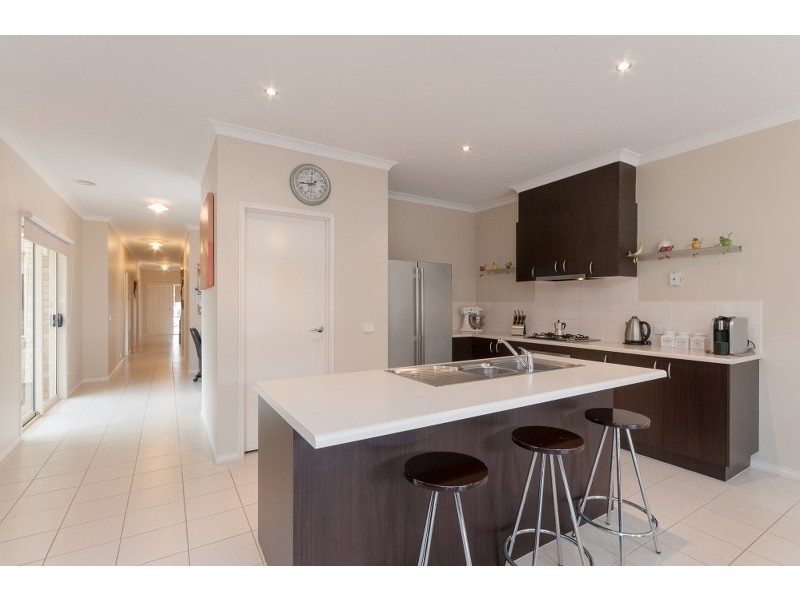 15 Cheltenham Close, Craigieburn VIC 3064