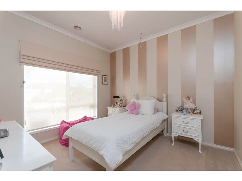 15 Cheltenham Close, Craigieburn VIC 3064