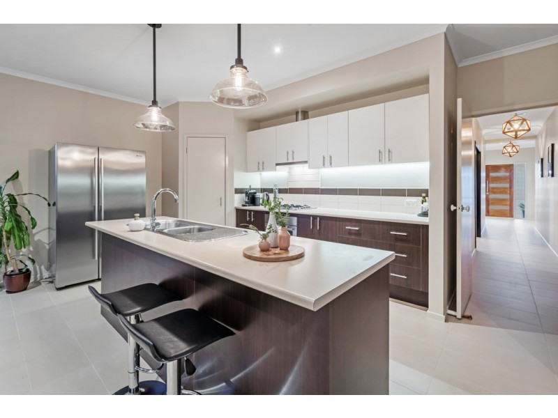 10 Glengarry Place, Craigieburn VIC 3064