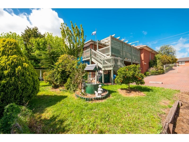 24 Axminster Drive, Craigieburn VIC 3064