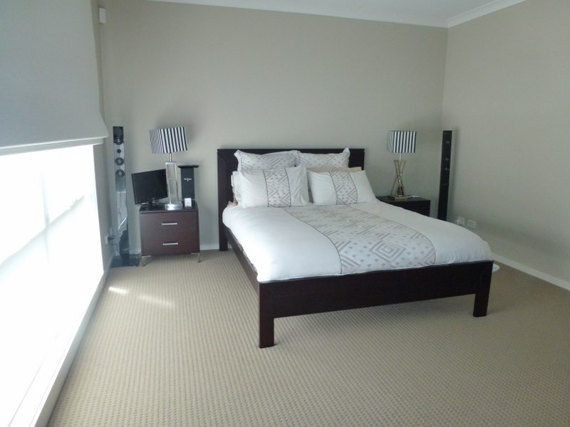 18 Oakgrove Drive, Craigieburn VIC 3064