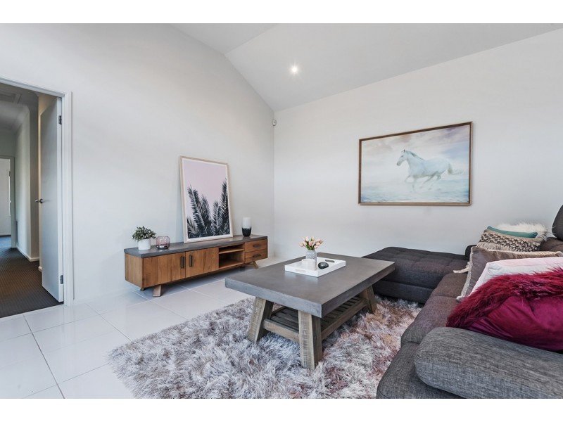 39 Burrora Way, Craigieburn VIC 3064