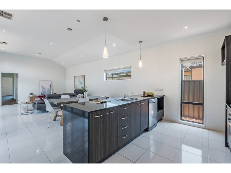 39 Burrora Way, Craigieburn VIC 3064