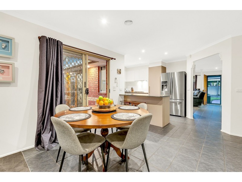 8 Crossdale Green, Craigieburn VIC 3064