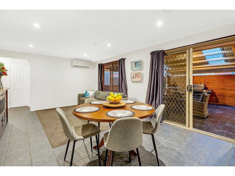 8 Crossdale Green, Craigieburn VIC 3064